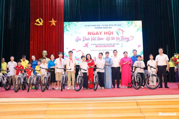 Phường trao 25 xe đạp cho học sinh vượt khó học giỏi trên địa bàn. Ảnh: MT