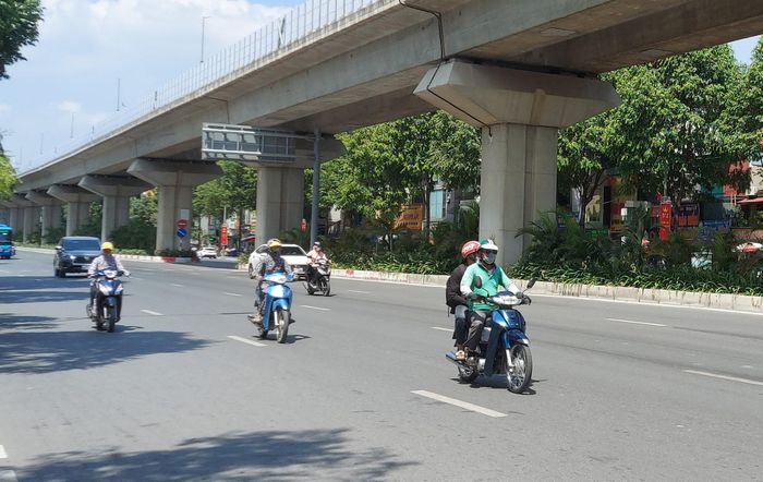 Hà Nội nắng nóng gay gắt, nhiệt độ cao nhất khu vực trung tâm thành phố có thể cao hơn 37-39 độ C. Ảnh: Bảo Châu