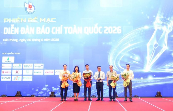 Hội Nhà báo Việt Nam tặng hoa cho các cá nhân có đóng góp cho việc tổ chức thành công Diễn đàn Báo chí toàn quốc. Ảnh: HNB