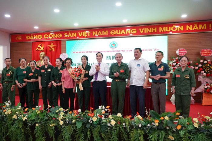Đại diện lãnh đạo phường Phúc Lợi chúc mừng Ban Chấp hành Hội Cựu TNXP phường Phúc Lợi lần I, nhiệm kỳ 2026-2031. Ảnh: Nguyễn Bình