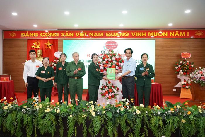 Phó Chủ tịch Thường trực Hội Cựu TNXP thành phố Hà Nội Đỗ Văn Thành tặng hoa chúc mừng Đại hội. Ảnh: Nguyễn Bình