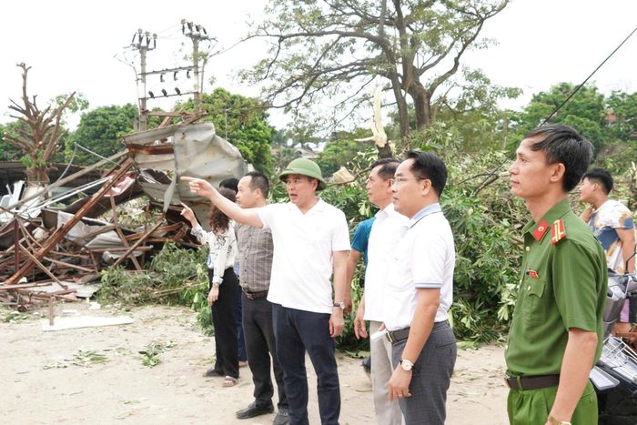 Chủ tịch UBND phường Chương Mỹ Trịnh Duy Oai kiểm tra, chỉ đạo đẩy nhanh tiến độ giải phóng mặt bằng để thi công quốc lộ 6. Ảnh: PV