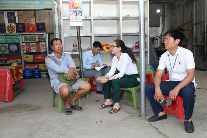 Cán bộ phòng chuyên môn phường Chương Mỹ đến nhà tuyên truyền, vận động người dân bàn giao đất để thi công quốc lộ 6. Ảnh: Kim Nhuệ