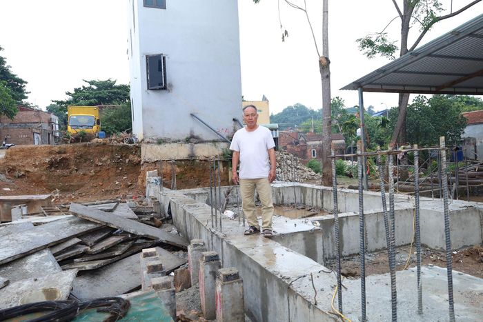 Ông Lê Thế Minh (Tổ dân phố Cao Sơn) là một trong những hộ dân tự tháo dỡ công trình sớm nhất phường Chương Mỹ) để thi công quốc lộ 6. Ảnh: Kim Nhuệ