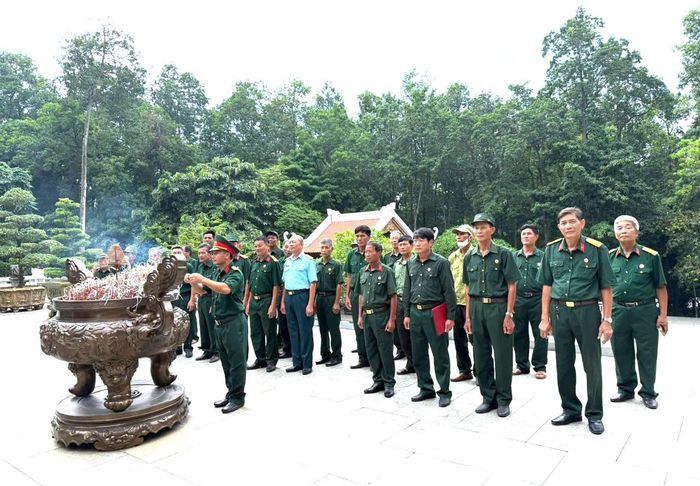 Đoàn đại biểu Hội Cựu chiến binh xã Phúc Sơn dâng hương tưởng niệm Chủ tịch Hồ Chí Minh tại Khu Di tích K9 - Đá Chông. Ảnh: PV
