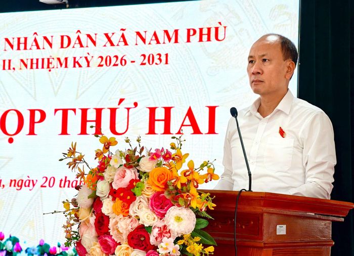 Đồng chí Vũ Anh Tú - Bí thư Đảng ủy, Chủ tịch HĐND xã Nam Phù phát biểu tại kỳ họp. Ảnh: Bảo Thoa