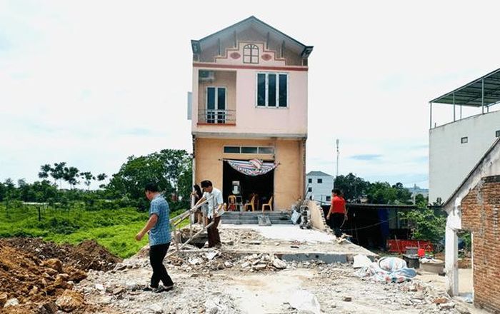 Lãnh đạo thôn Tiên Xuân hỗ trợ người dân giải phóng mặt bằng. Ảnh: PV