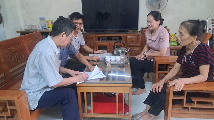 Ủy ban MTTQ Việt Nam xã Đan Phượng tham gia phối hợp thực hiện giám sát việc lấy ý kiến. Ảnh: ĐP