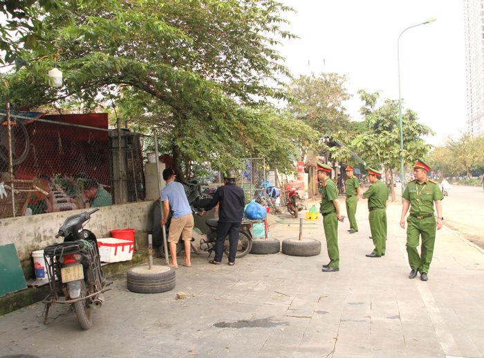 Lực lượng Công an phường Phú Thượng xử lý vi phạm trên địa bàn. Ảnh: Cao Kỳ