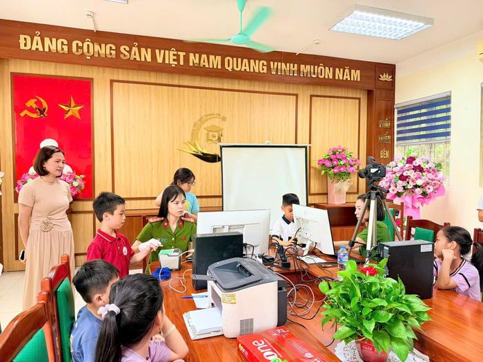 Công an phường Việt Hưng thực hiện cấp căn cước cho trẻ em trên địa bàn phường. Ảnh: PV