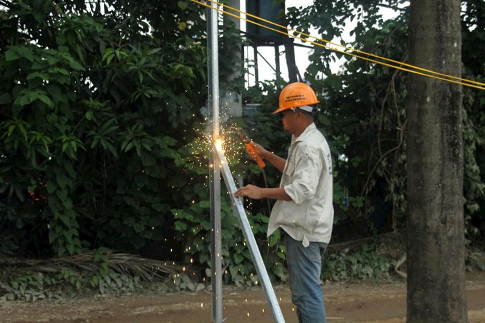 Công nhân làm việc dưới thời tiết nắng nóng để bảo đảm tiến độ dự án. Ảnh: Hoàng Vũ