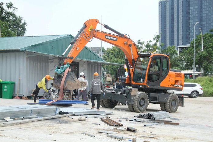 Các tổ đội thi công duy trì nhân lực thường trực trên công trường. Ảnh: Hoàng Vũ