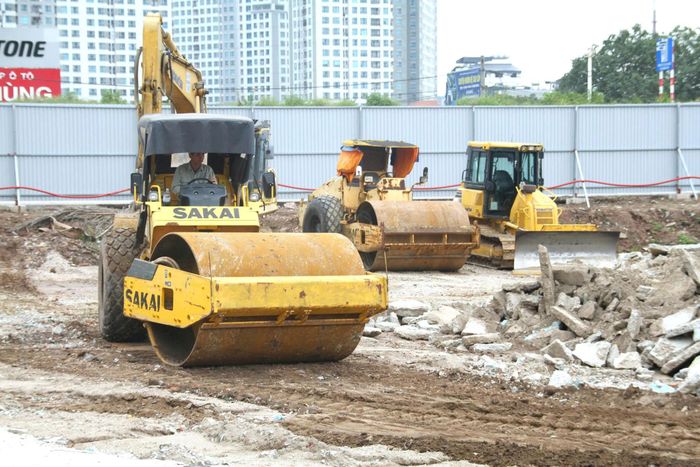 Công nhân khẩn trương thi công các hạng mục của dự án. Ảnh: Hoàng Vũ