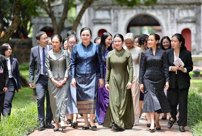 Phu nhân Thủ tướng Việt Nam đã cùng Phu nhân Thủ tướng các nước Lào, Campuchia và Thái Lan tới tham quan, trải nghiệm các giá trị văn hóa truyền thống tại Văn Miếu - Quốc Tử Giám trong khuôn khổ tham dự Diễn đàn Tương lai ASEAN 2026. Ảnh: Vụ Thông tin Báo chí - Bộ Ngoại giao