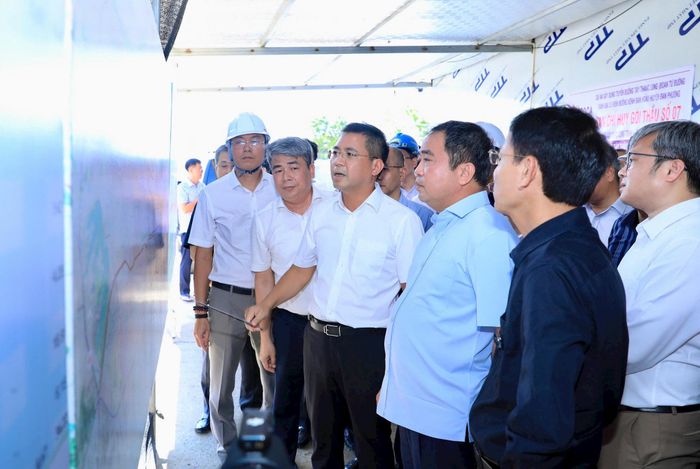 Bí thư Thành ủy Trần Đức Thắng kiểm tra tiến độ thi công Dự án đường Tây Thăng Long đoạn qua xã Ô Diên. Ảnh: PV