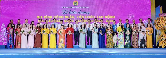 Ban tổ chức biểu dương các gia đình công nhân viên chức lao động tiêu biểu. Ảnh: PV