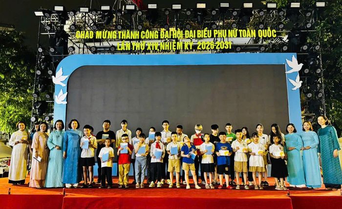 Trao tặng quà cho trẻ em có hoàn cảnh khó khăn. Ảnh: Hoàng Lan