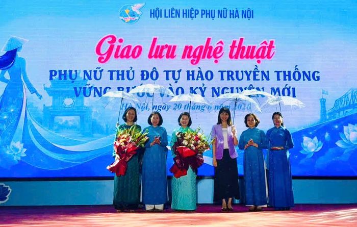 Lãnh đạo Hội Liên hiệp phụ nữ thành phố Hà Nội tặng hoa chúc mừng thành công Đại hội. Ảnh: Hoàng Lan