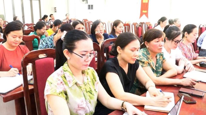Đội ngũ cán bộ cơ sở tại xã Dân Hòa được tập huấn, tuyên truyền Luật Thủ đô năm 2026. Ảnh: DH.