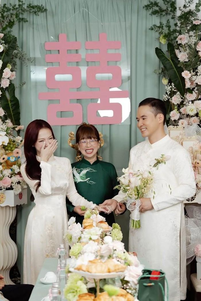 Đồng nghiệp và bạn bè trong giới nghệ thuật cũng gửi nhiều lời chúc phúc, mong nữ ca sĩ có cuộc sống hôn nhân viên mãn và hạnh phúc.