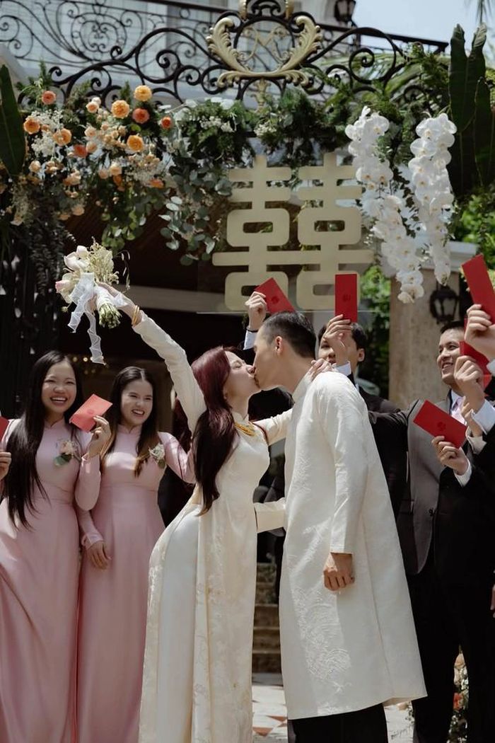 Về thân thế chồng của Xuân Nghi, anh tên là Nhật Minh (Kenny Minh Vũ), một kỹ sư công nghệ Việt kiều Mỹ. Cả hai là bạn "thanh mai trúc mã" từ nhỏ do gia đình có mối quan hệ thân thiết từ nhiều năm.