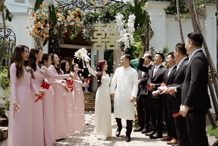 Xuân Nghi được biết đến là một trong những ca sĩ nhí nổi bật của thế hệ 9X với nhiều ca khúc gắn liền tuổi thơ khán giả. Sau thời gian dài học tập và phát triển sự nghiệp ở nước ngoài, cô vẫn nhận được sự yêu mến nhờ hình ảnh trẻ trung, năng động và cuộc sống tích cực.