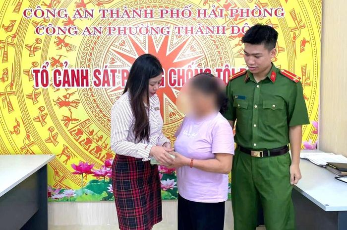 Cụ bà nhận lại số tiền 250 triệu đồng do kẻ giả danh luật sư lừa đảo. Ảnh: Cơ quan Công an.