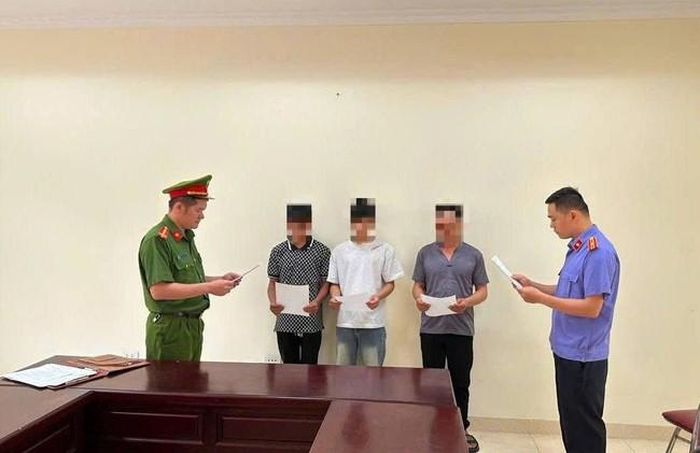 Các đối tượng Thắng, Hiển, Đ.T.H tại cơ quan công an - (ảnh CACB).
