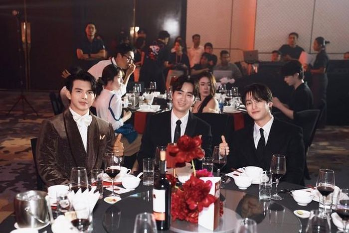 Theo nhà thiết kế Đỗ Long, anh và Kim Bum ngồi chung bàn tiệc ở khu vực khách mời VIP, đồng thời tham gia một số hoạt động giao lưu. Thời gian gặp gỡ không quá dài nhưng đủ để nhà tạo mốt cảm nhận được sự chuyên nghiệp, thân thiện của tài tử Hàn.