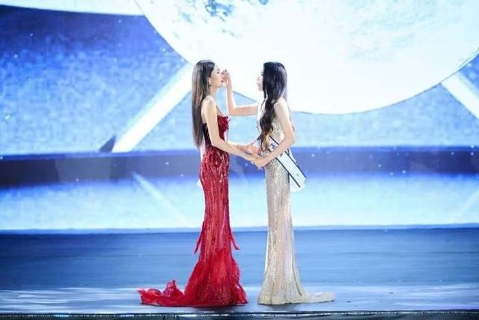 Trong đêm Chung kết Miss Cosmo TP.HCM, chị em sinh đôi Nam Anh và Nam Em đã giành được 2 giải thưởng quan trọng nhất. Nam Anh nhận được vương miện Hoa khôi còn Nam Em trở thành Á khôi, và hai chị em sẽ tiếp tục dắt tay nhau tham gia Miss Cosmo Vietnam 2026.