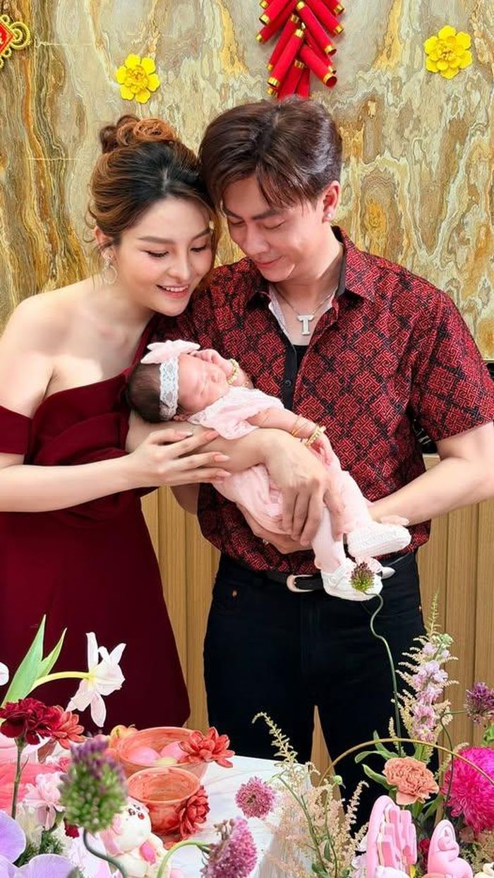 Ca sĩ Hồ Việt Trung chia sẻ khoảnh khắc cùng Saka Trương Tuyền hạnh phúc trong ngày con đầy tháng.