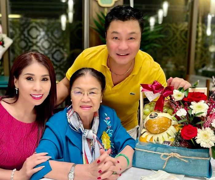 Hiện tại, sau những tháng ngày vất vả lo toan, ở tuổi xế chiều, bà được con cái chăm lo hết mực, cho đi du lịch khắp nơi trên thế giới. "Bà cũng thích đi du lịch cùng con cháu, đi chơi bà vui lắm, anh em chúng tôi phải lo lắng cho mẹ chu đáo: để mẹ dùng khoang đầu tiên, khoang VIP, lúc mẹ khỏe thì cả nhà mới đi chơi…”, Lý Hùng nói.
