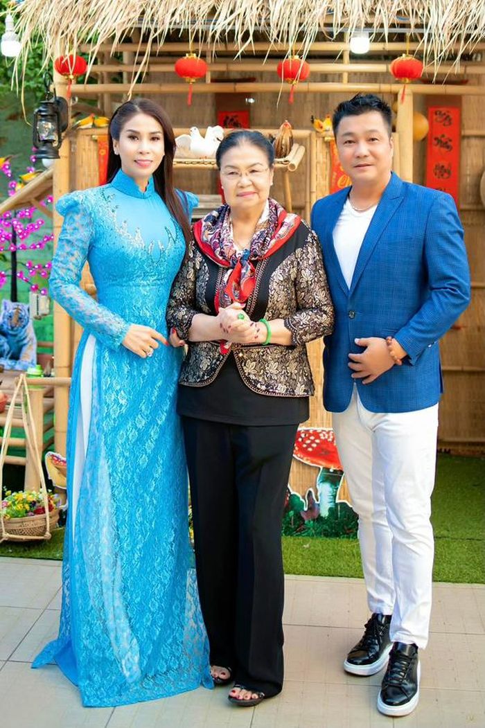 Mỗi lần xuất hiện bên các con, mẹ ruột Lý Hùng đều được chuẩn bị trang phục hết sức chu đáo và sang trọng. Nói về tình cảm dành cho mẹ ruột, Lý Hùng trải lòng: "niềm vui của tôi là mẹ. Tôi chỉ mong mẹ mạnh khỏe, bản thân an, gia đình bình an là vui rồi".