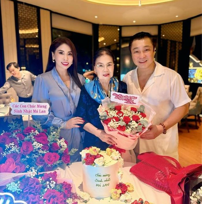 Nhân dịp sinh nhật mẹ, diễn viên Lý Hùng đã viết: "Ngày 17/6 là sinh nhật má. Má Lan vui lắm vì các con, các cháu có mặt đông đủ. Các con, các cháu luôn cầu chúc cho má Lan mạnh khỏe, sống lâu trăm tuổi bên con cháu". Hình ảnh cùng lời chúc sinh nhật dành cho mẹ của Lý Hùng nhận được nhiều sự tương tác từ người hâm mộ và bạn bè. Ai cũng dành lời khen cho vẻ ngoài trẻ trung, phúc hậu của mẹ anh.