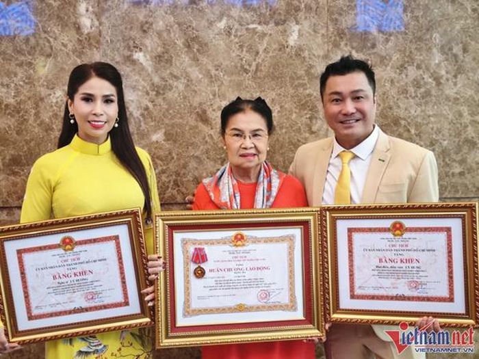 Hiện tại ở tuổi xế chiều, sức khỏe của mẹ ruột Lý Hùng vẫn ổn. Nam diễn viên hạnh phúc nói về điều này: "Mừng là mẹ tôi không có bệnh nền, bà khỏe. Bà cũng thích đi du lịch cùng con cháu, đi chơi bà vui lắm, anh em chúng tôi phải lo lắng cho mẹ chu đáo: để mẹ dùng khoang đầu tiên, khoang VIP, lúc mẹ khỏe thì cả nhà mới đi chơi…".
