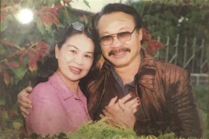 Mẹ ruột Lý Hùng có cuộc tình đầy lãng mạn và cũng giàu hy sinh với đạo diễn, NSND Lý Huỳnh. Theo diễn viên Lý Hương chia sẻ ba má cô như hình với bóng, như uyên ương không tách rời. Cô kể: "Ba thương má nhiều không tưởng tượng được. Hễ ở gần má là ba nắm chặt tay, hôn bà. Ông đau bệnh, không tự đi nổi nhưng thường xuyên nhờ tôi dìu lên lầu tự tay cắt hoa hồng tặng má: Lan (tên thân mật của bà Đoàn Thị Nguyên - PV), anh tặng em. Thú thật, cả đời tôi ao ước có một tình yêu lãng mạn như ba má – hình ảnh tưởng như chỉ thấy trên phim ảnh".