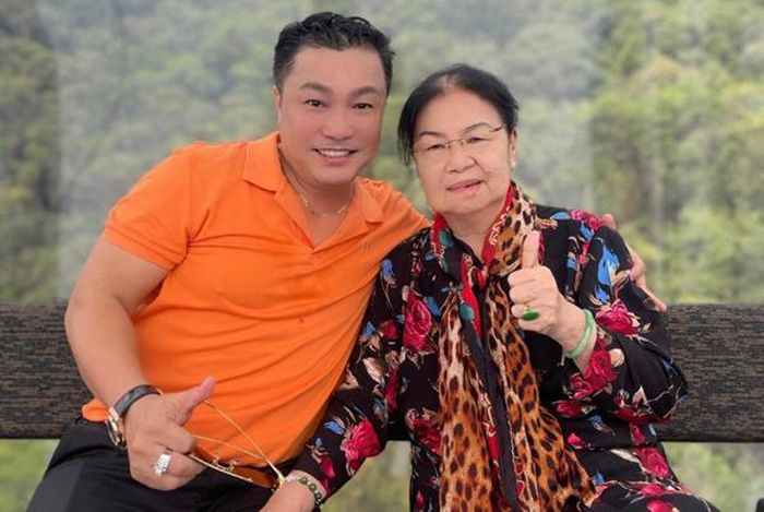 Ngoài chuyện tình yêu lãng mạn với NSND Lý Huỳnh, bà Lan còn được biết đến là người phụ nữ hết lòng vì gia đình. Ít ai biết, đằng sau sự thành công rực rỡ của Lý Hùng và các thành viên trong gia đình ở lĩnh vực nghệ thuật là sự hy sinh vô cùng lớn của người phụ nữ đặc biệt này. Khi ấy, bà cũng như những người mẹ khác, hết lòng vun vén, chăm lo cho gia đình, chồng con. Lý Hùng đã nói về những tháng năm cơ cực của mẹ trên Thanh Niên với nhiều cảm xúc: "Hồi xưa khó khăn lắm, mẹ tôi cũng như bao người phụ nữ khác tảo tần lo cho gia đình. Những năm ấy, võ đường không dạy võ được, phải ngăn ra nuôi lợn kiếm thêm thu nhập. Võ đường rộng lắm, ngang 20m còn sâu phía trong nữa. Mẹ từng nuôi lợn, làm bút bi thủ công động viên ba con chúng tôi theo đuổi đam mê nghệ thuật".