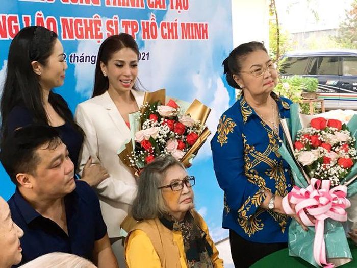 Bà cũng tham gia các hoạt động thiện nguyện để cuộc sống tuổi già thêm nhiều màu sắc hơn.