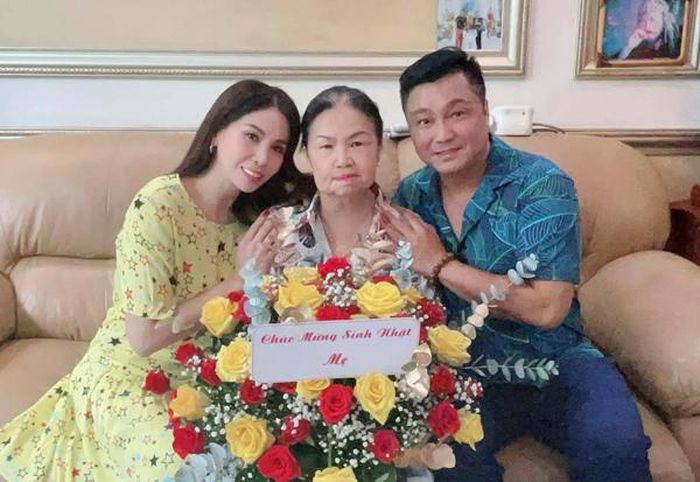 Năm nào anh cùng em gái cũng tổ chức sinh nhật cho mẹ. Theo như diễn viên Lý Hương tiết lộ, anh trai là người sống tình cảm, hết lòng lo cho mẹ ruột. Nếu không có show là anh dành toàn bộ thời gian đưa mẹ đi chơi.