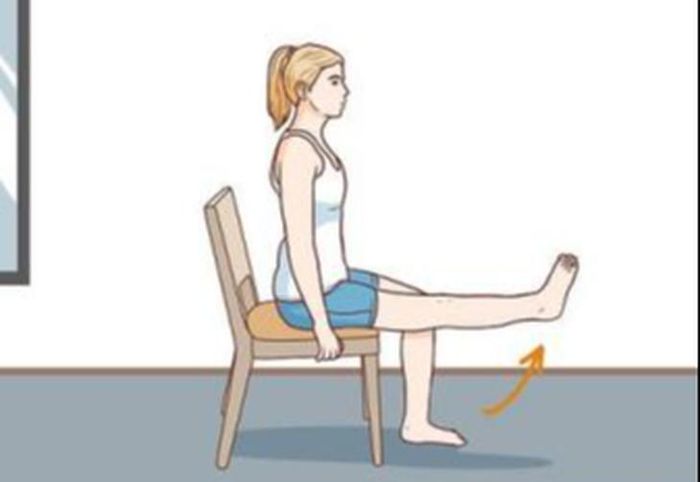 Duỗi chân khi ngồi cải thiện lưu thông máu ở chân.