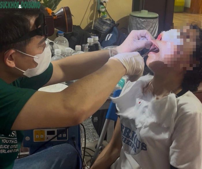 Sau khi can thiệp khối u trên khuôn mặt nữbệnh nhân, ông Tuân tiêm một chất gì đó vào lợi bệnh nhân rồi tiến hành nhổ răng.