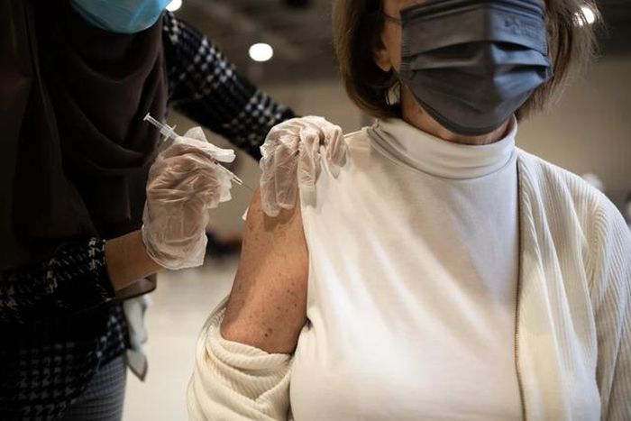 Dữ liệu về vaccine của Moderna mở ra hy vọng lớn cho nhóm người cao tuổi, vốn chiếm tỷ lệ áp đảo trong số các ca biến chứng nặng và nhập viện do cúm mỗi năm. Ảnh minh họa: Hannah Beier/Getty Images