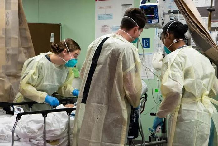 Các thủy thủ điều trị cho bệnh nhân Covid-19 trên bệnh viện lưu động USNS Mercy hồi tháng 3/2020. Ảnh: Getty Images