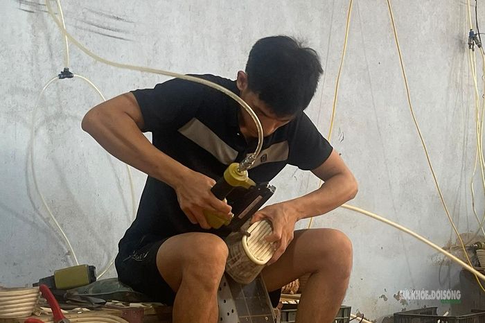Người thợ Phú Vinh xử lý, tạo hình sản phẩm mây tre đan bằng các dụng cụ thủ công và bán thủ công tại xưởng. Ảnh: Bảo Châu