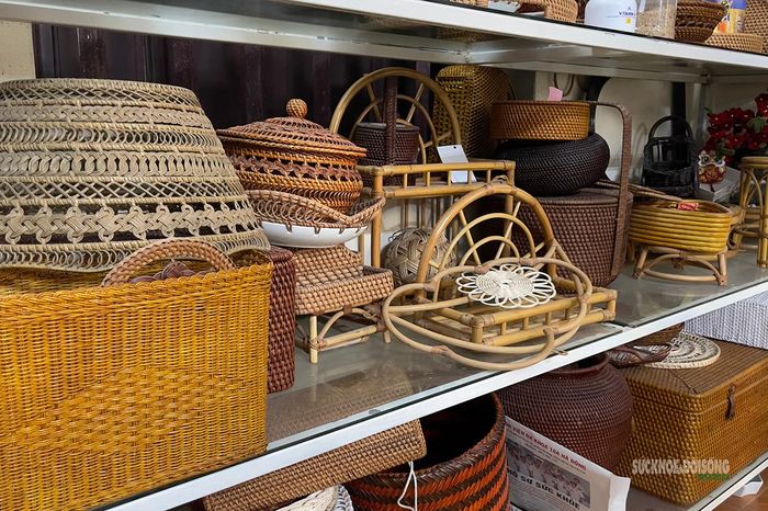Các sản phẩm mây tre đan Phú Vinh được trưng bày đa dạng, từ đồ gia dụng, đồ trang trí đến quà lưu niệm thủ công. Ảnh: Thái Hoàng