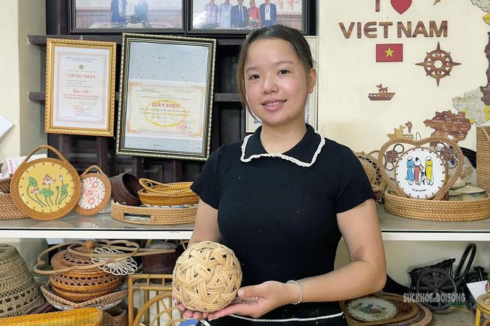 Chị Ngô Thị Liên, người trẻ ở làng nghề Phú Vinh, lựa chọn trở về quê hương để tiếp nối nghề mây tre đan truyền thống. Ảnh: Thu Phương