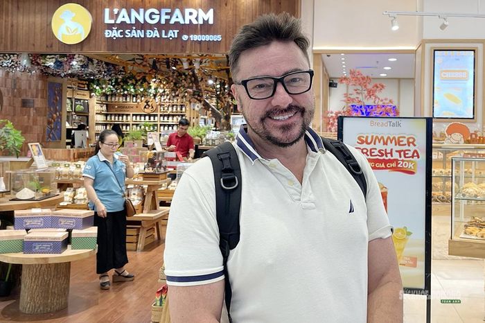 Anh Edward, du khách đến từ London, bày tỏ sự thích thú trước các sản phẩm thủ công Việt Nam. Ảnh: Thái Hoàng