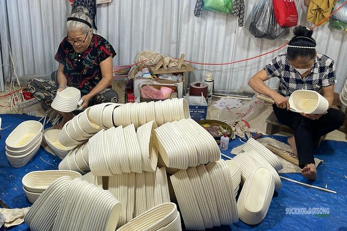 Từng sản phẩm được người thợ chỉnh sửa, hoàn thiện thủ công trước khi đưa ra thị trường. Ảnh: Thu Phương