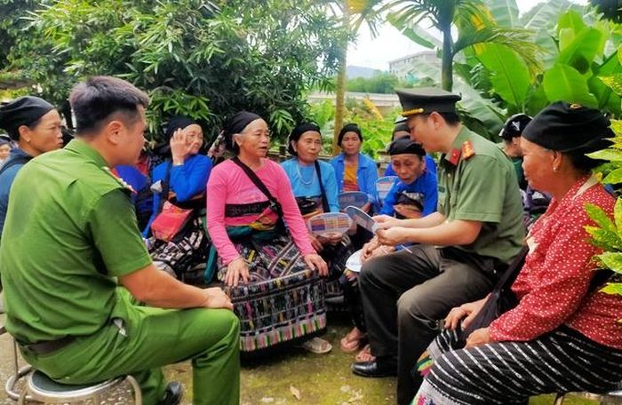 Cán bộ, chiến sĩ tuyên truyền, phổ biến pháp luật đến bà con nhân dân.