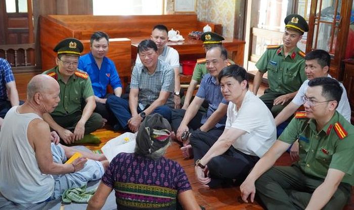 Các đồng chí lãnh đạo các đơn vị trực tiếp đến thăm, tặng quà cho các gia đình chính sách, người có công.